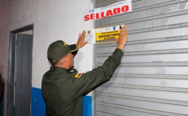 En el 2018, se cerraron 57.082 locales comerciales a nivel nacional, siguiendo las normas del Código de Policía. Archivo La Opinión