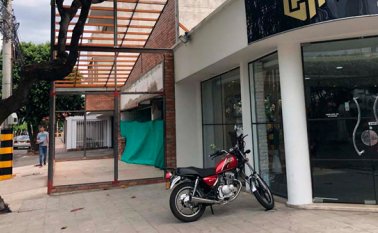 La estructura de encerramiento que se levantó abarca parte del andén. Mario Caicedo