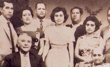 En la fila de atrás, sus hijos, Hilario, Cecilia, David , Inés, Jesús María integrante de la banda musical del otrora famoso Grill King Kong, Beatriz y Daniel Monroy Quintana. Archivo La Opinión