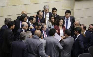 Las objeciones a la Ley Estatutaria de la JEP fue uno de los temas que puso contra las cuerdas al Gobierno y aunque en la Cámara de Representantes el hundimiento fue contundente, en el Senado de la República un voto enredó la decisión. Colprensa