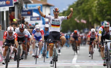 El lunes, el Giro seguirá su descenso desde la Toscana al sur, con una tercera etapa de 220 km. AFP