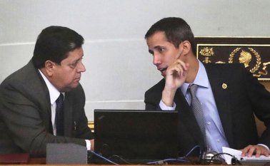 Edgar Zambrano es vicepresidente de la Asamblea Nacional de Venezuela (a la izquierda) y considerado como uno de los hombres de confianza del jefe parlamentario Juan Guaidó. AFP