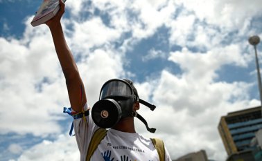 Un partidario del líder de la oposición venezolana y proclamado presidente interino Juan Guaido protestó durante un mitin en Caracas el 11 de mayo de 2019.
AFP