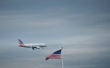 La aerolínea estadounidense American Airlines ya había decidido a fines de marzo suspender indefinidamente sus vuelos desde y hacia la nación sudamericana por motivos de seguridad. AFP