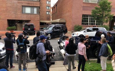 Varios furgones de la policía y vehículos de bomberos se encuentran en las afueras de la sede diplomática, cuyo perímetro está acordonado Tomada de Twitter @carlosvecchio