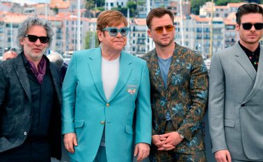 El cineasta canadiense David Furnish, el director británico Dexter Fletcher, el cantante y compositor británico Elton John, el actor británico Taron Egerton y el actor británico Richard Madden. AFP