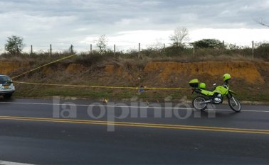 En el Anillo Vial, cerca a ciudad Rodeo, apareció este viernes el cuerpo de un joven con varios disparos. Cristian Herrera