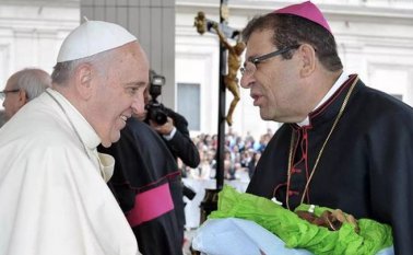 Dias de Oliveira (derecha) supuestamente protegió a un sacerdotes acusado de abusos. Tomada de Twitter @BrazilianReport