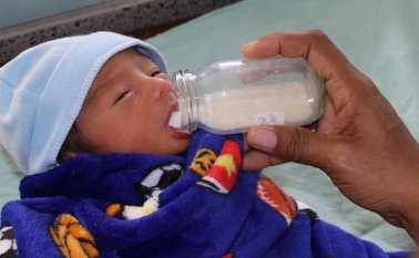El suministro a los bebés se hace directamente desde el frasco y a otros por medio de una sonda.  La Opinión