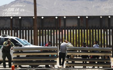 Según datos de la organización humanitaria, durante el primer trimestre de este año, 31.675 extranjeros, incluidos 8.569 menores de 18 años, fueron confinados en estaciones migratorias, la mayoría superpobladas y sin suficientes alimentos. AFP