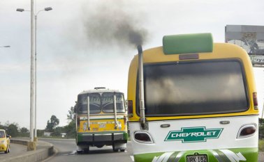 La emisión de gases contaminantes que se desprende del parque automotor de buses y busetas del servicio público urbano preocupa a las autoridades ambientales. Alfredo Estévez / La Opinión
