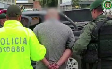 La Policía ejecutó un operativo que permitió la captura de un hombre que se iba a cambiar de apariencia, porque es el jefe de una peligrosa banda criminal. Colprensa