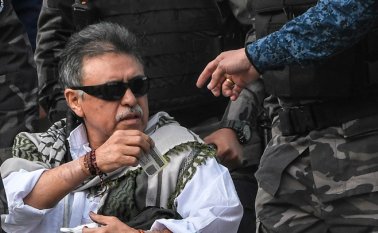 Al excomandante guerrillero de las Farc, Jesús Santrich, le dieron de alta del hospital en que estuvo internado y ahora se encuentra en el búnker de la Fiscalía.
AFP