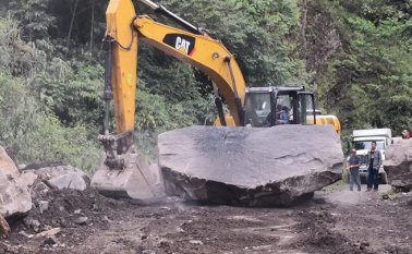 En ese trayecto, que hace parte del corregimiento de San Bernardo de Bata, duró dos días cerrado el paso, porque lodo, piedras y rocas cubrieron la vía. Cortesía