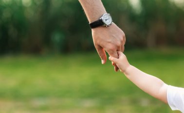 Hasta ahora, la exposición a espacios naturales al aire libre se ha asociado con beneficios para la salud, como un mejor desarrollo cognitivo y un mejor bienestar mental y físico. Freepik.es