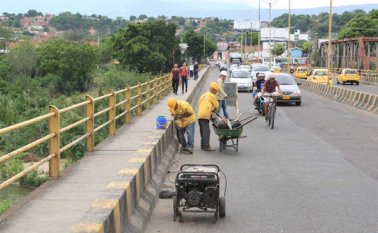 En el puente comenzaron a destapar los huecos que sirven de drenaje para la infraestructura. Mario Caicedo