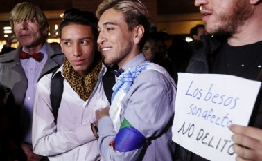 Nicolás Téllez y Esteban Carrillo, sobre los quienes se dio un caso de discriminación, participaron en la actividad, este miércoles, en Bogotá. EFE