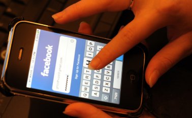 Las cuentas "falsas" pueden usarse, por ejemplo, para hacer circular campañas de desinformación con fines de manipulación política. Archivo