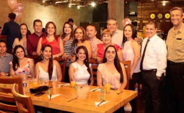 Maritza Soledad, Víctor Hernández, Sandra Giraldo, Claudia Benavides, Paola de Pablos, Doiler Sanjuan, Margarita Valencia, Tomás Moreno, Nancy Infante, Armando Quintero y Fernando Leal. Sentados: David García, Jenifer Maldonado, Jenifer Galvis, Sandra Bautista y Andrea Morantes. Cortesía