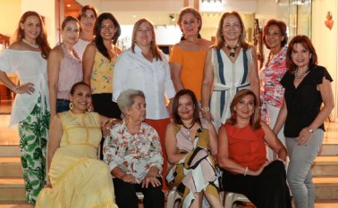 Laura Cáceres de Díaz, Alexandra Reyes Tristancho, María Elena Llanes de Parada, Patricia Laguado, Raquel Rueda, Teresa de González, Nancy Cabrera de Parra, Sonia de Rodríguez y Claudia González de Mora. Sentadas: Luz Marina García, Elvira Robayo, Josefina de Botta y Yolanda Rey de Colmenares. Mario Franco