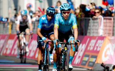 El primero en lanzar el ataque fue el español Mikel Landa, esta vez sin respuesta de ‘Superman’ López, quien en ese momento sufrió un imperfecto mecánico que lo obligó a parar y esperar una nueva bicicleta de su equipo. Colprensa