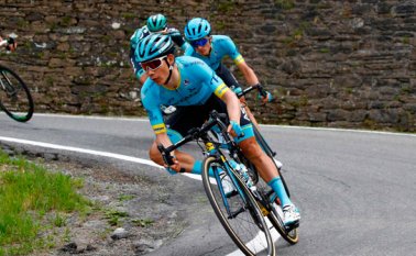 El ciclista colombiano Miguel Ángel López sigue en la lucha por ascender en la clasificación general en el Giro de Italia. Luego de la fecha 13, López es décimo. AFP