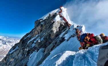 Este año también se han formado atascos impresionantes en esta montaña de 8.848 metros. AFP