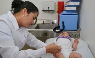 Según la Superintendencia de Salud, la "unidad de pago" por cada niño migrante podría costar al sistema $800 mil. Archivo