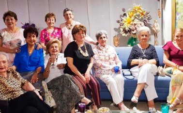 Constanza Alvarado, Leonor de Zúñiga y Vilma de Espinel. Sentadas: Cristina Ana Ramírez, Nohora Soto, Teresa de Rodríguez, Estela de Camperos, Gloria de Hoyos, Cecilia Mutis y Blanca Victoria de Estrada. La Opinión