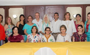 Sonia de Rodríguez, Raquel Rueda, Patricia Laguado, Teresa de González, Yves Tournemolle, Graciela Kosoblik, José Medina, Yolanda Rey de Colmenares, Griselda Maldonado y Alexandra Reyes. Sentadas: Judith de Gómez, María Elena Llanes, Esperanza Paredes, Consuelo González y Viviana Gómez. La Opinión