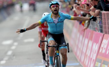El italiano Dario Cataldo celebra cuando cruza la línea de meta en la etapa de quince de los 102º Giro de Italia. AFP