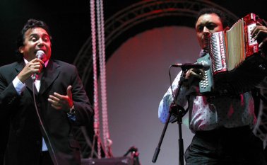 Desde las 5 de la mañana, los seguidores del ‘Cacique de la Junta’ se dieron cita en el cementerio para homenajear a su ídolo con música, ofrenda floral y juegos pirotécnicos. Archivo