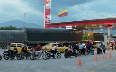 En las estaciones de servicio del área metropolitana de Cúcuta no cesan las colas para tanquear. Mario Franco