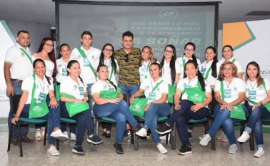 Ramiro Gómez, Zulay Díaz, Liliana Santana, Camilo Nieto, Luz Moreno, Jorge Baena, Maribel Martínez, Katherine Delgado, Marly Torres, Tatiana Jaimes y Joanna Prato. Sentadas: Yohanna Tenorio, Francy Cristancho, Claudia Prieto, Maryori Vera, Mónica Delgado, Amira Martínez Escalante y Adriana Mora Prieto. Cortesía