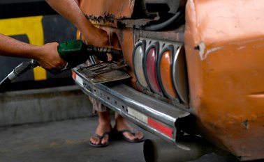 Un huevo en el supermercado se paga a 933 bolívares, pero en la estación de servicio un litro de gasolina cuesta 0,00001 bolívares. Archivo