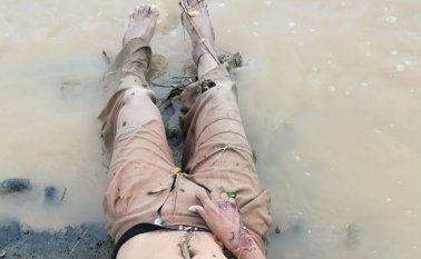Vestía un pantalón marrón y una camisa de la selección Colombia. Cortesía
