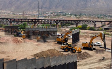Ochocientos metros de barrotes de acero se construyen en el punto en que se unen los estados de Texas y Nuevo México, frente a Ciudad Juárez, Chihuahua, donde opera uno de los accesos más utilizados por miles de migrantes. AFP