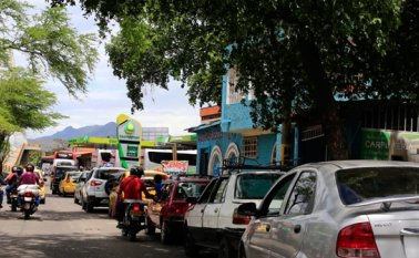 Las largas colas continúan en las estaciones de servicio de la ciudad. Juan Pablo Cohen