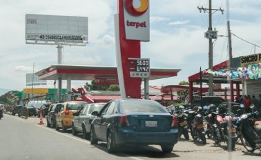 Este miércoles continuaban las largas filas en las estaciones de servicio. Mario Franco / La Opinión