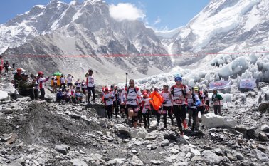 Una media de cinco montañistas muere cada año en los estrechos y helados pasos con poco oxígeno hacia el pico de 8.848 metros. AFP