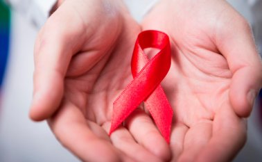 La víctima fue "estrangulada por su marido y colgada de un árbol delante de su casa". Imagen referencial