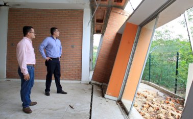 El contralor delegado para el sector social Julio César Cárdenas realizó una inspección a la edificación con el secretario de Infraestructura municipal, Yonny Pascual, para verificar el estado de la misma. Mario Caicedo