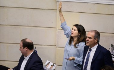 La también senadora uribista, Paloma Valencia, en un video al estilo de la 'Pulla' de El Espectador, cuestionó ambas determinaciones. Colprensa