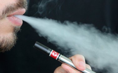 "Esto es lo que quieren que creamos, porque lo que hacen es continuar vendiendo cigarrillos" convencionales. Pixabay