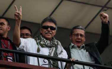 La salida de Seuxis Paucias Hernández de prisión generó optimismo en el partido Farc, y fue recibido con aplausos, gritos y arengas en la sede política. AFP