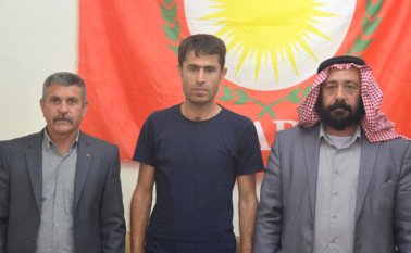 Voceros del partido êizidí libertad y Democracia, con el traductor (centro). A la izquierda, el Sheik Jamal, a la derecha, Kafir.
Víctor de Currea-Lugo
