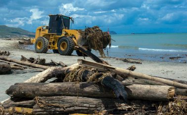 Ante el cúmulo de basura, fue necesario llevar maquinaría a la playa para poder recogerla. EFE