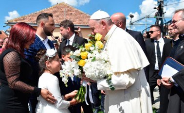 El Papa Francisco se reúne con miembros de la comunidad romaní en el distrito de Barbu Lautaru de Blaj, Rumania. AFP