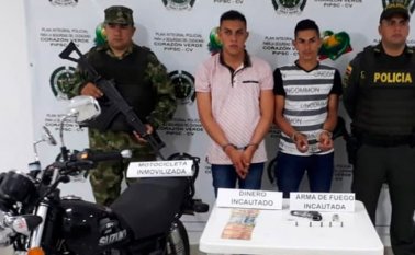 Les incautaron un arma de fuego. Cortesía