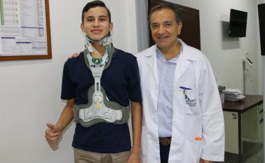 Luis Miguel Serrano aparece aquí con el neurocirujano del Huem Víctor Enrique Antolinez. Alfredo Estévez y cortesía